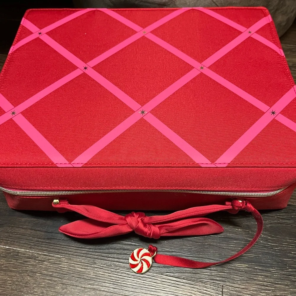 Estée Lauder Limited Edition 2021 Christmas gift Train Case.
